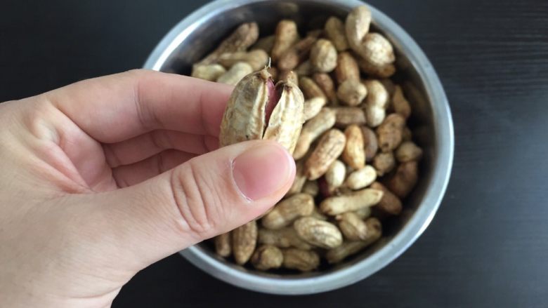 快手小食 五香水煮花生,把每个花生捏开一个小口