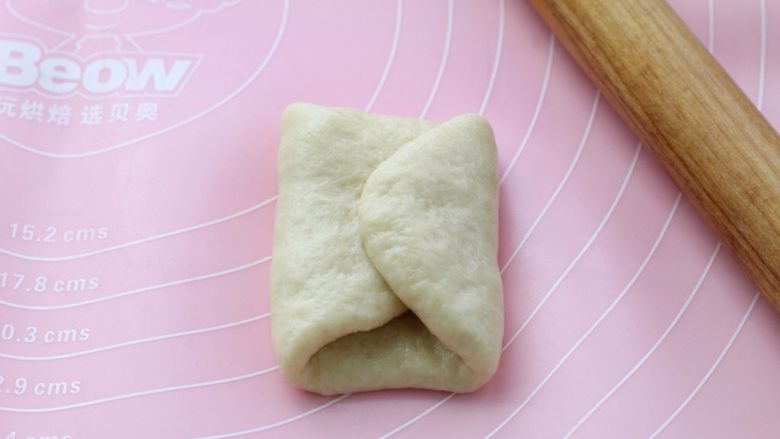 软面包,将面片横过来,左右各向中间1/3处对折