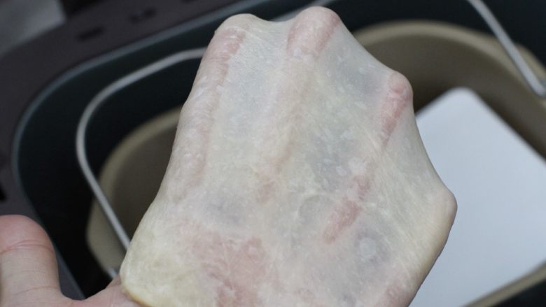 软面包,继续揉至完全扩展阶段,即取下一块面团用手可以扯出薄薄的手套膜。面团出膜的时间并不固定,所以最终只能看状态
