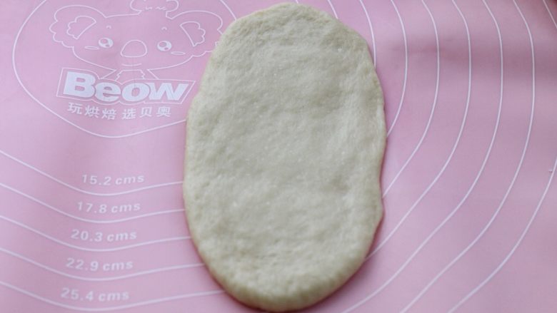 软面包,取一个小面团用擀面杖擀成长椭圆形,拍掉边缘气泡