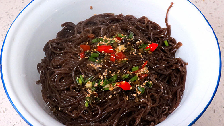 快手正餐 凉拌酸辣嶡根粉,将嶡根粉倒入大盆中,加入调味料汁拌匀