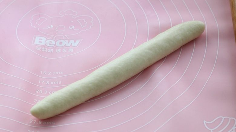 奶油软排包,用手掌心轻轻将其搓成长条状,长度稍短模具两厘米左右即可