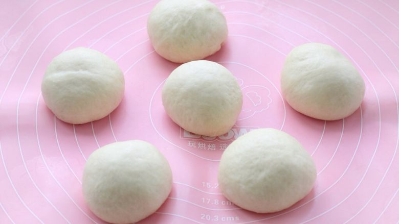 奶油软排包,再将静置后的面团按压排气,然后分成均匀的六个小面团,滚圆后覆盖保鲜膜松弛十五分钟