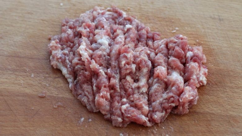 香菇肉酱拌面,<a style='color:red;display:inline-block;' href='/shicai/ 414'>猪肉</a>洗净剁成肉糜,如果可以接受肥肉的就带三分肥肉,这样口感比较好