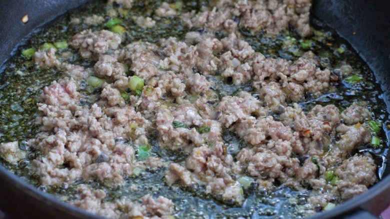 香菇肉酱拌面,再放入肉糜翻炒均匀捣散,将肉糜炒至发白断生状态