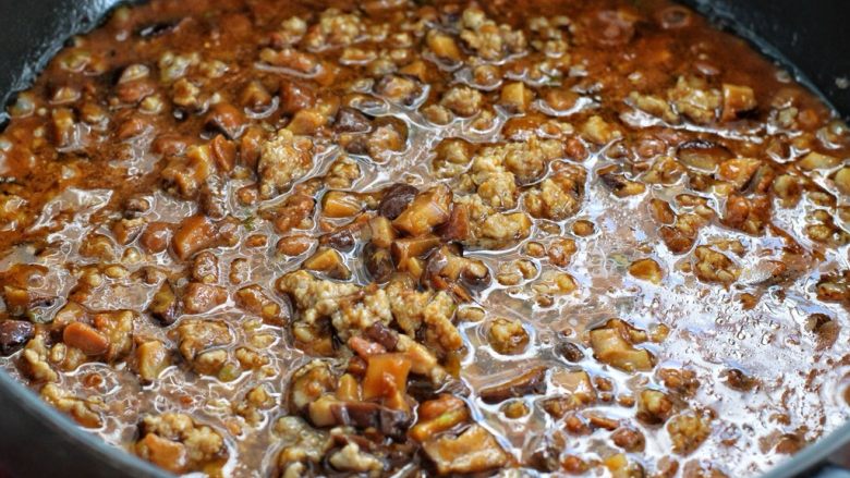 香菇肉酱拌面,倒入豆瓣酱翻炒均匀,然后改小火来回翻炒两分钟关火