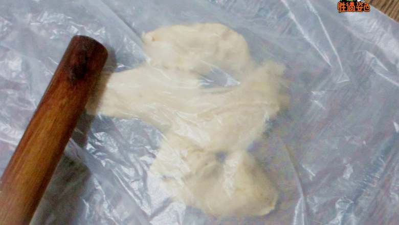 自制鸡肉松 无添加更健康,捞出晾凉,把鸡肉放进保鲜袋里用擀面杖敲散