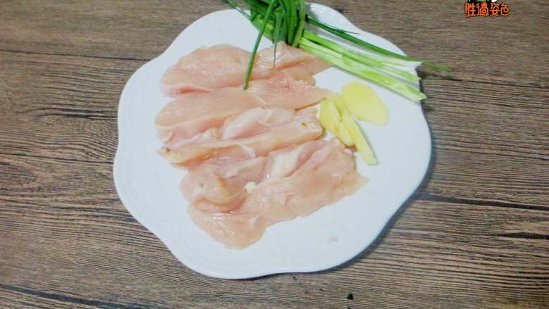 自制鸡肉松 无添加更健康,<a style='color:red;display:inline-block;' href='/shicai/ 101'>鸡胸肉</a>用清水洗净切成大块,准备姜片葱结