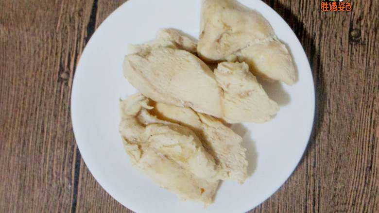 自制鸡肉松 无添加更健康,煮至鸡肉熟透捞出,筷子可轻易戳进去即可。
