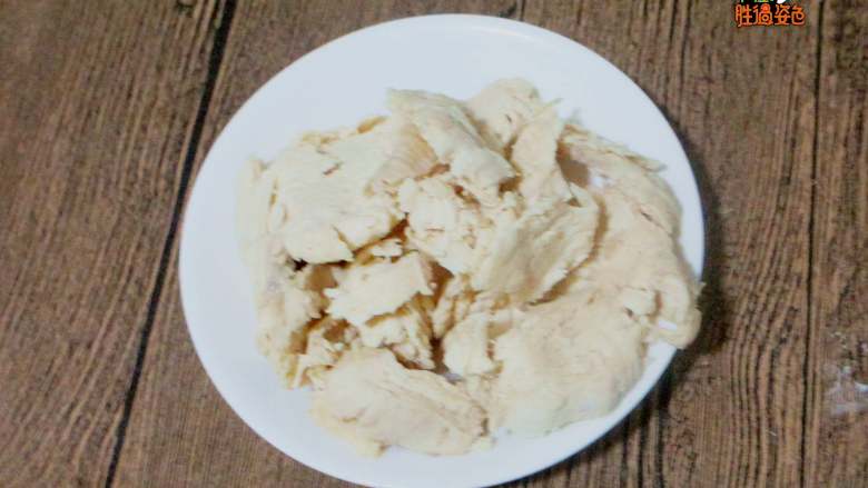 自制鸡肉松 无添加更健康,把擀好的鸡胸肉葱保鲜袋里倒入盘中,也可以用手撕成条