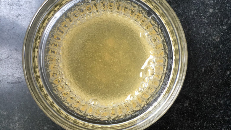 冰凉爽口的牛奶芒果布丁,吉利丁粉用温水泡一会,水量约15g