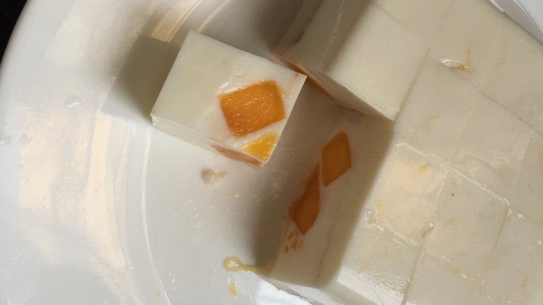 冰凉爽口的牛奶芒果布丁,用刀子划开四周,切块即可食用,当然直接用勺子挖着吃也是很过瘾的
