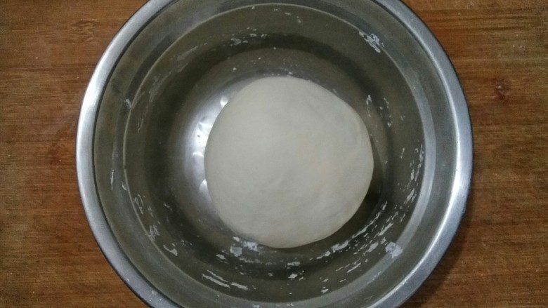 红豆沙椰蓉华夫格格(发面版),揉成光滑面团。