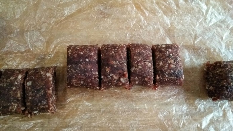 红豆沙椰蓉华夫格格(发面版),将混合好的红豆沙椰蓉馅搓成长条,并等分。