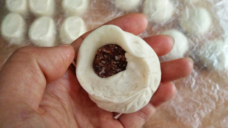 红豆沙椰蓉华夫格格(发面版),用包包子的手法收口。