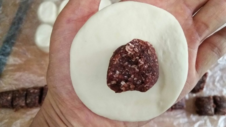 红豆沙椰蓉华夫格格(发面版),将发好的面分成大小相等的面剂,压扁后填上馅儿。