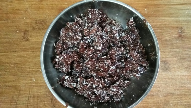 红豆沙椰蓉华夫格格（发面版）,在<a style='color:red;display:inline-block;' href='/shicai/ 475'>红豆沙</a>中加入<a style='color:red;display:inline-block;' href='/shicai/ 630'>椰蓉</a>，1:1的量混合均匀。