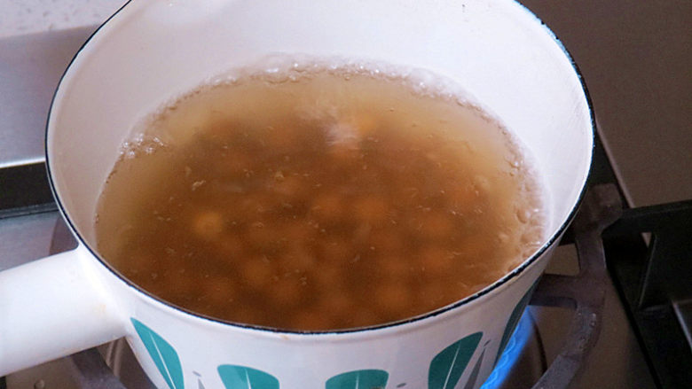 奶茶界的新网红【黑糖珍珠奶盖奶茶】,煮珍珠。锅中烧水,沸腾后,将珍珠放入煮15分钟左右 (冷冻的延长时间)。刚放珍珠的时候要搅拌,避免粘锅底