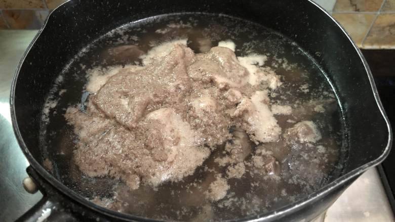 香辣牛肉,煮至水中有浮出的血沫,这样子就可以离火,用冷水冲洗干净,冲洗去浮沫