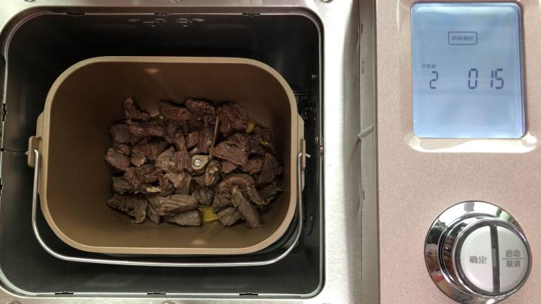 香辣牛肉,把腌制好的牛肉倒面包机内,启动烘烤模式15分钟