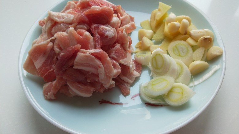 快手正餐 豆角焖面,<a style='color:red;display:inline-block;' href='/shicai/ 428'>五花肉</a>切成片,葱姜蒜切成片。