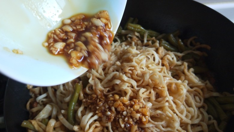 快手正餐 豆角焖面,提前取一个碗,加入蒜末,鸡粉,酱油,醋,加入适量水调成汁,等焖好了在倒入蒜汁,搅拌均匀即可。