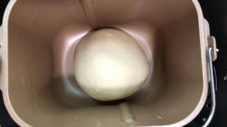 肉松吐司,揉圆放进面包机内进行第一次发酵发至1.5倍大,手指先沾上面粉,在面团表
面上戳洞,若孔洞没有回缩就是发酵完成