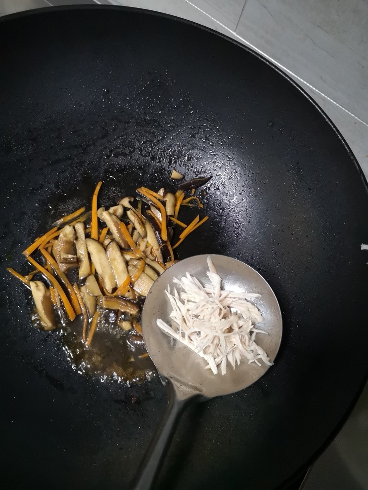 快手早餐 香菇鸡丝汤面,第三步:锅中放油
放入胡萝卜、香菇、鸡丝翻炒
放少许糖、盐、<a style='color:red;display:inline-block;' href='/shicai/ 788'>生抽</a>
炒好盛出备用