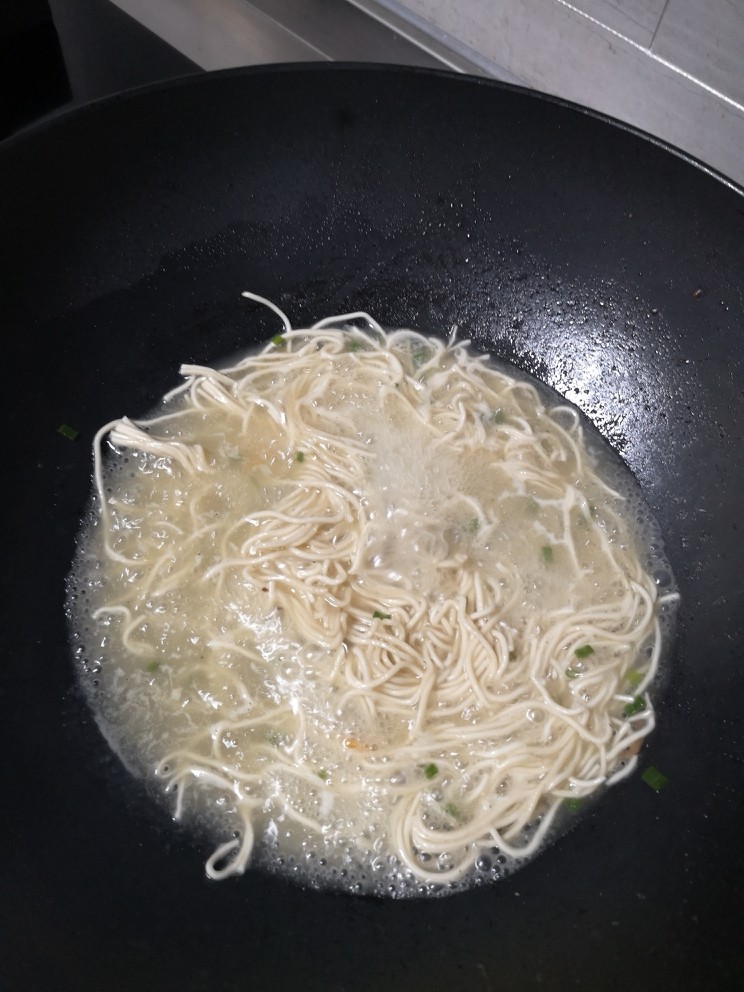 快手早餐 香菇鸡丝汤面,第四步:鸡汤烧开
放入面条煮熟
