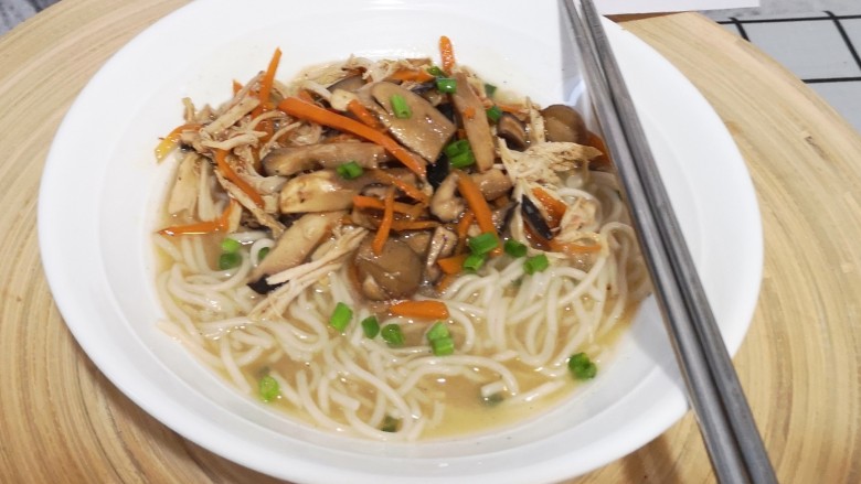 快手早餐 香菇鸡丝汤面,第五步:面煮好装碗
放入炒好的香菇鸡丝
撒上胡椒