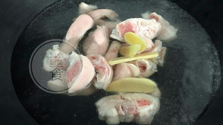 花生煲猪蹄,锅里倒入适量的清水煮开,放入洗净的猪蹄焯水,放入姜片,料酒去血腥味,撇去浮末,捞起来备用。