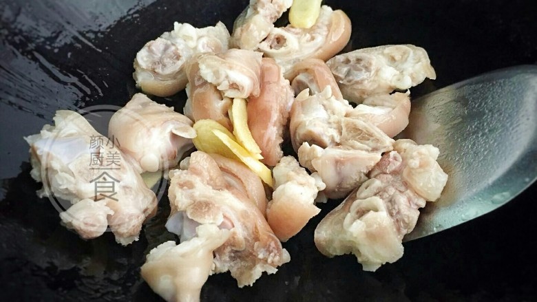 花生煲猪蹄,热锅倒入少许食用油烧热,放入姜片爆香,放入焯好水的猪蹄炒均匀。