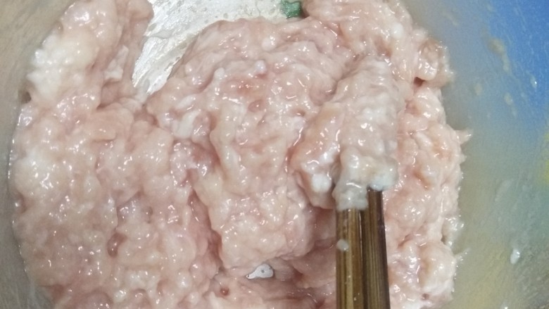 小笼包,<a style='color:red;display:inline-block;' href='/shicai/ 414'>猪肉</a>剁成肉糜,一点一点加水顺时针搅拌