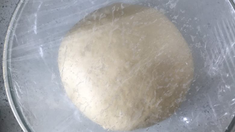 椰蓉酥粒排包—EAT风炉,将面团滚圆放入碗中盖保鲜膜室温28度发酵一个小时左右,大约发酵至两倍大。