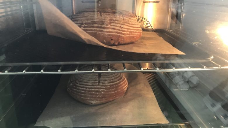 可可荞麦软欧—EAT风炉,EAT风炉,开启蒸汽模式,220度预热10分钟,放入欧包,烤10分钟后转180度烤15分钟。