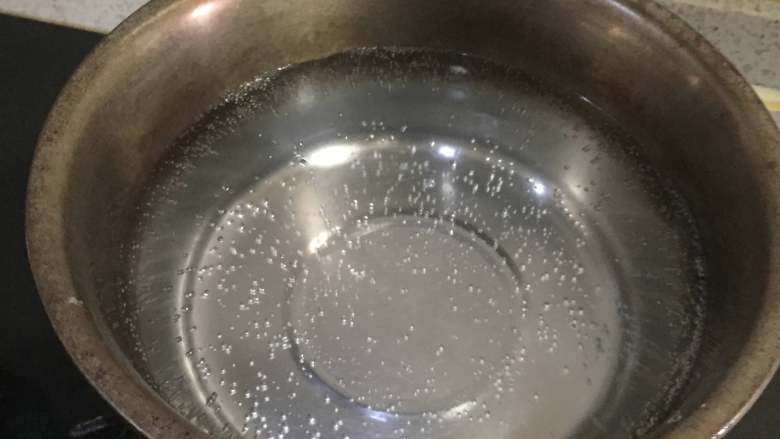 酸辣凉粉,然后,我们用一只锅,在锅内放入剩余的1300毫升的清水,将其煮开。