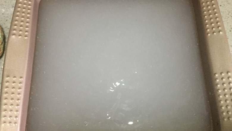 酸辣凉粉,然后,我们把煮好的液体倒入模具中,放置凉透后放进冰箱冷藏至凝固。