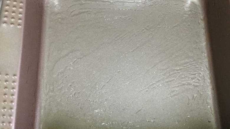 酸辣凉粉,我们在模具中刷上一层薄薄的食用油,这一步的目的是为了凉粉好脱模。