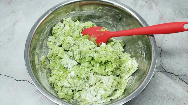 小清新&翡翠肉包,分次加入菠菜汁,下边倒入菠菜汁,一边搅拌成絮状