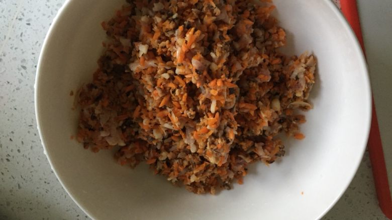 红萝卜香菇饺子,混合均匀后放入盐,十三香,糖,胡椒粉,就可以开始包饺子了~