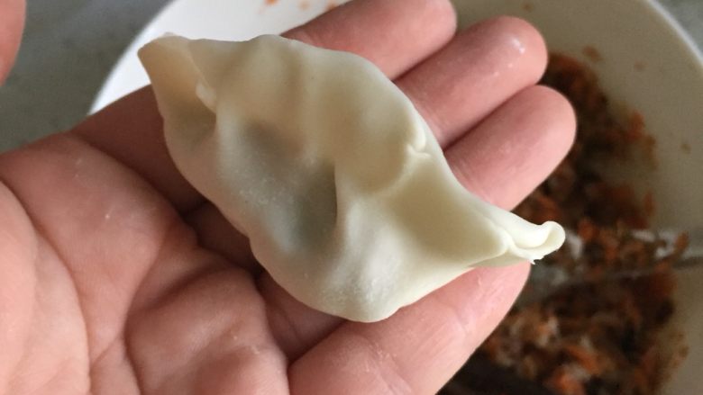 红萝卜香菇饺子,就这样,随意捏一捏。就成饺子了~