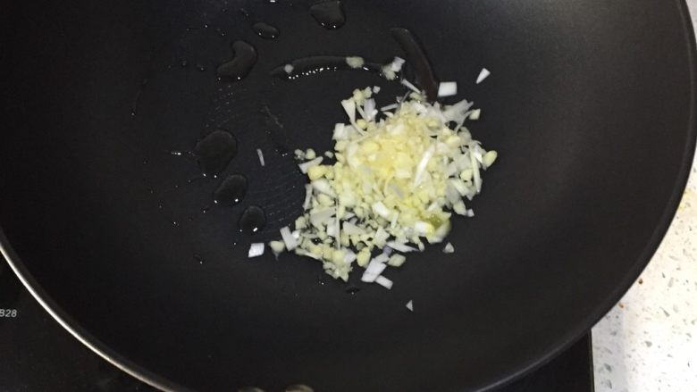 红萝卜香菇饺子,锅小火,放少许油,放入葱姜蒜沫爆香关火,放入步骤4后混合均匀。