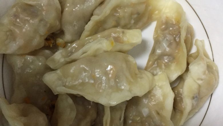 红萝卜香菇饺子,完成1,一部分蒸饺。