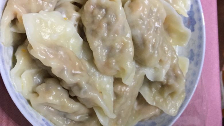 红萝卜香菇饺子,完成2,一部分煮饺子