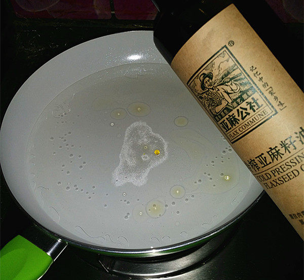 凉拌果蔬,锅中倒入清水,加入食盐和几滴亚麻籽油