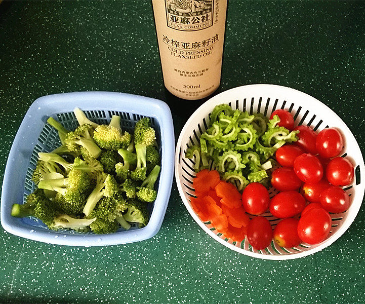 凉拌果蔬,备好食材,果蔬洗净后切好备用