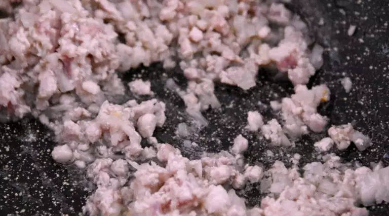 东北经典传统小吃:东北饭包,加入肉末炒至变色,带油盛出