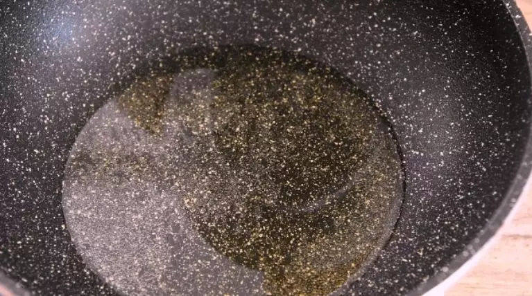 东北经典传统小吃:东北饭包,起油锅,下洋葱碎爆香