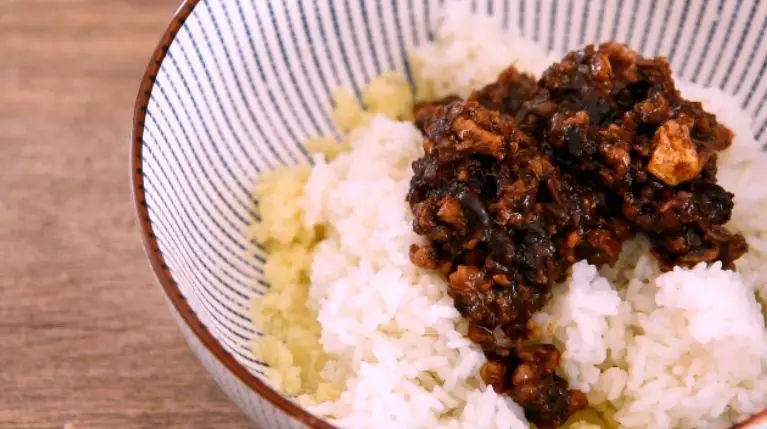 东北经典传统小吃:东北饭包,倒入米饭、鸡蛋酱、花生米,搅拌均匀