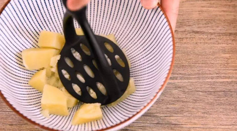 东北经典传统小吃:东北饭包,土豆蒸软后,压碎备用